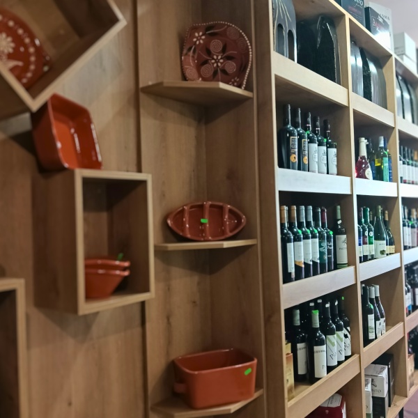 Interior do Talho Ponte Real com produtos