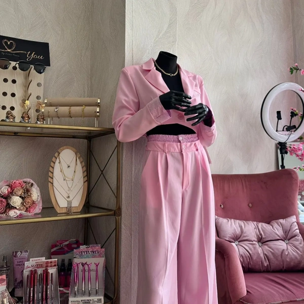 Conjunto camisa e calça em tons rosa