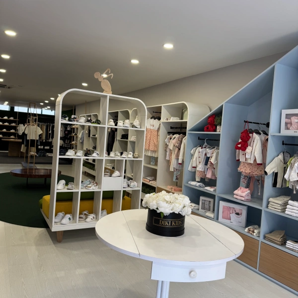 Interior da loja da Diki Kids