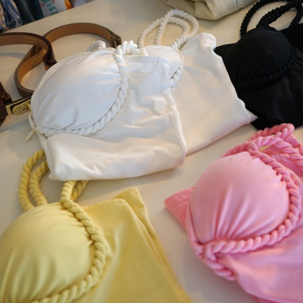 Tops de cor amarela, branco, rosa e preto